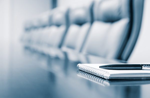 Si l’état de santé d’un salarié justifie le report de son entretien préalable à un éventuel licenciement, l’employeur est simplement tenu de l'aviser, en temps utile et par tous moyens, des nouvelles date et heure de cet entretien.